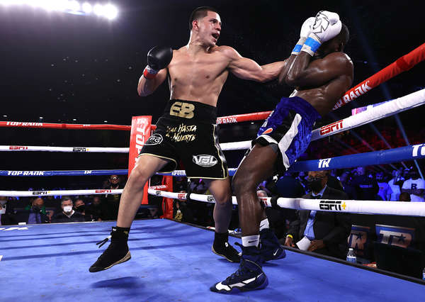 Boxing News Berlanga Ko Streak Ends Goes Full Eight May 1 2021